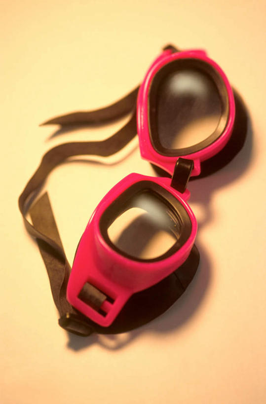 无人,竖图,俯视,室内,特写,白天,静物,一副,阴影,黄色背景,朦胧,模糊,光线,眼镜,影子,泳镜,红色,游泳眼镜,摄影,影棚,彩图,高角度拍摄,影棚拍摄,拍摄