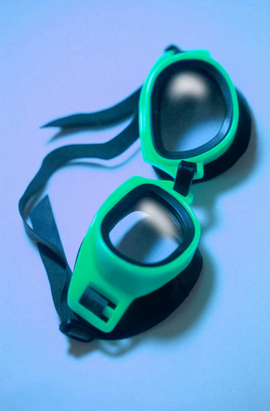 无人,竖图,俯视,室内,特写,白天,静物,一副,阴影,蓝色背景,朦胧,模糊,光线,眼镜,影子,泳镜,绿色,游泳眼镜,摄影,影棚,彩图,高角度拍摄,影棚拍摄,拍摄