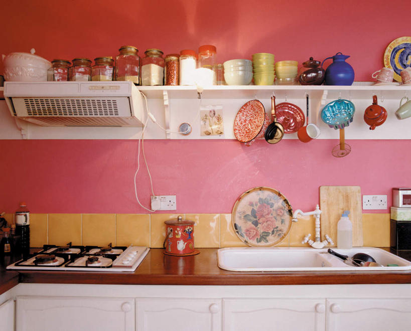 无人,横图,室内,白天,正面,烹饪,厨房,餐具,厨具,金属制品,许多,阴影,朦胧,模糊,光线,金属,碟子,罐子,盘,水槽,水龙头,影子,墙,置物架,水斗,开关,架子,墙壁,墙面,玻璃制品,红色,盘子,玻璃瓶,瓶子,碟,打开,油烟机,阀门,开启,陈列架,烹饪用具,水咀,搁架,烹调用具,烹调,彩图,灶间