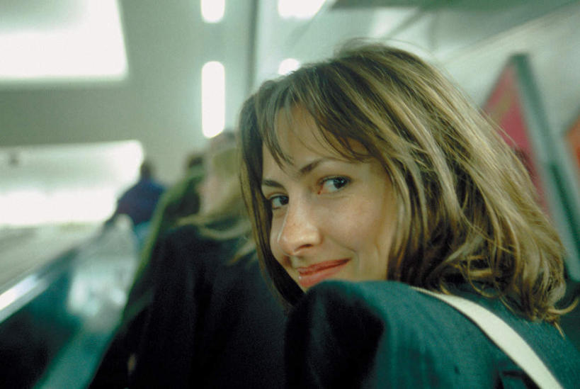 西方人,脸,头,脸颊,一个人,横图,室内,特写,白天,仰视,天花板,电梯,欧洲,欧洲人,仅一个年轻女性,仅一个女性,仅一个人,阴影,服装,朦胧,模糊,光线,影子,电动扶梯,自动扶梯,运输工具,扭头,注视,休闲装,肩膀,衣服,观察,看,转头,休闲,休闲服,服饰,观看,察看,关注,年轻女性,女人,女性,白种人,头部,脸部,脸蛋,面部,半身,彩图,低角度拍摄,扶手电梯,升降设备,运输带,自动行人电梯,电扶梯