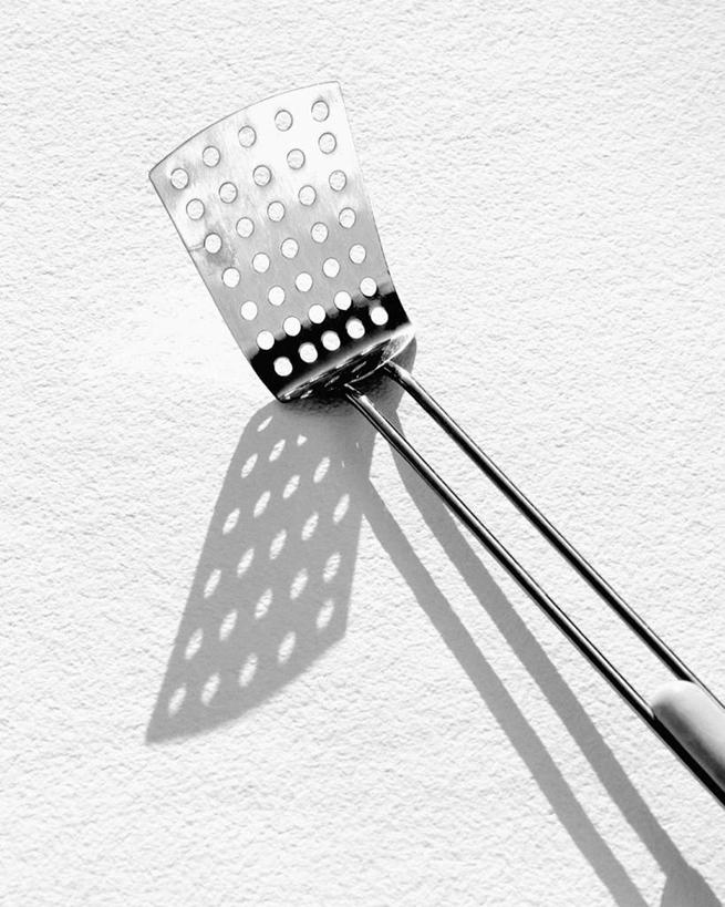 无人,竖图,俯视,黑白,室内,特写,白天,白色背景,烹饪,静物,厨具,金属制品,阴影,光线,金属,影子,地面,锅铲,镂空,一个,摄影,影棚,单个,烹饪用具,烹调用具,烹调,高角度拍摄,影棚拍摄,拍摄