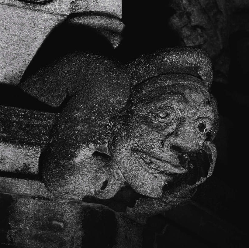 无人,横图,黑白,室内,特写,白天,仰视,静物,雕塑,阴影,艺术,装饰,光线,雕刻,雕像,影子,注视,石雕,工艺品,观察,看,观看,纪念,美术,察看,恐怖,关注,主题,怪物,陈列,可怕,丑陋,功能,美学,可骇,丑恶,貌寝,低角度拍摄