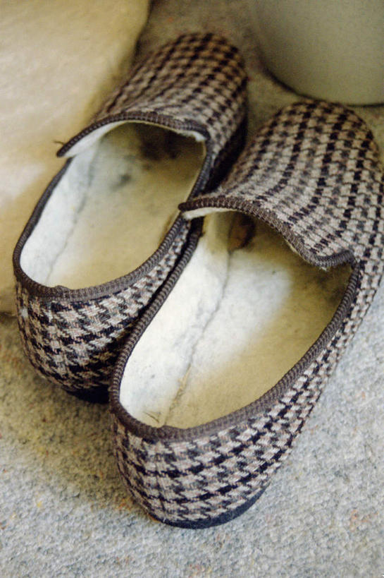 无人,竖图,俯视,室内,特写,白天,静物,鞋子,一双,阴影,朦胧,模糊,装饰,光线,瓷砖,地砖,方格,格子,影子,地面,华丽,修饰,点缀,平底鞋,衬托,美观,雅致,雅观,彩图,高角度拍摄