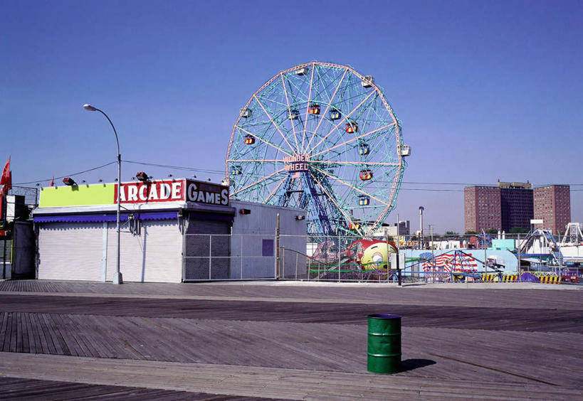 无人,高楼大厦,横图,室外,白天,仰视,度假,美景,城市风光,城市,大厦,道路,建筑,路,路灯,摩天大楼,公路,照明,阴影,环保,光线,影子,景观,灯光,垃圾桶,交通,娱乐,灯,蓝色,蓝天,天空,阳光,容器,天,享受,休闲,景色,放松,能源,晴朗,储藏,垃圾箱,照亮,回收,资源,照明设备,储存,利用,低碳,循环,万里无云,持续,晴空,晴空万里,马路,彩图,低角度拍摄,大楼,高层建筑,高楼,摩天楼,贮存