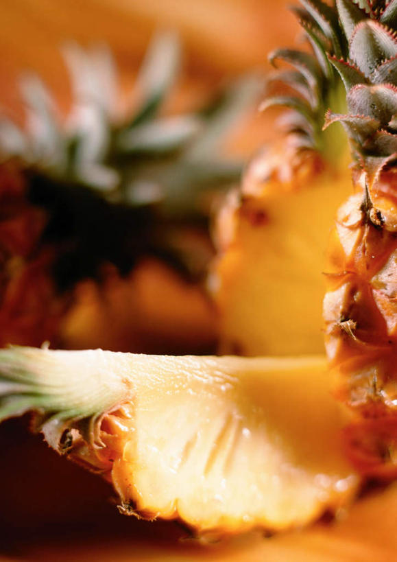 无人,竖图,俯视,室内,特写,白天,菠萝,水果,切开,阴影,朦胧,模糊,新鲜,光线,影子,生食,食品,果实,食物,切,有机食品,绿色食品,剖面,切面,凤梨,彩图,高角度拍摄