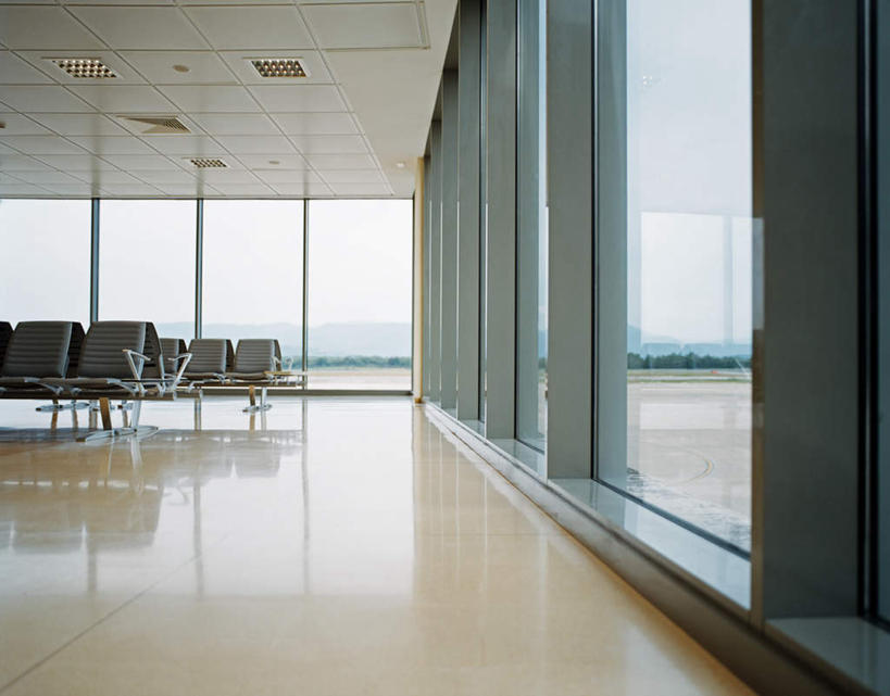 无人,机场,横图,室内,白天,正面,窗户,落地窗,天花板,飞机场,椅子,一排,许多,阴影,整齐,光线,瓷砖,地砖,影子,地面,候机厅,玻璃窗,排列,队列,候机室,待机室,航空站,空港,彩图