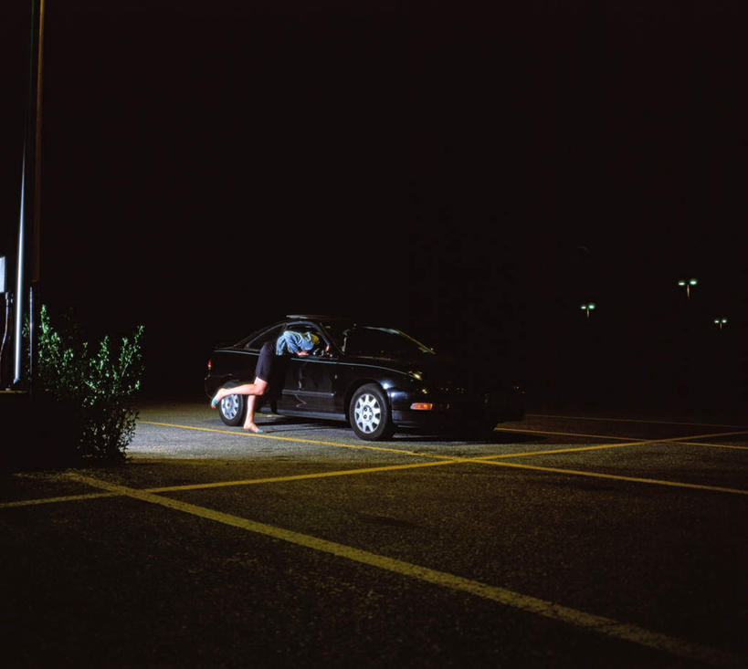 西方人,一个人,横图,室外,夜晚,正面,裙子,植物,道路,路,公路,汽车,欧洲,欧洲人,仅一个年轻女性,仅一个女性,仅一个人,一辆,阴影,连衣裙,光线,影子,分界线,停车线,交通,注视,车,树,树木,绿色,自然,交通工具,轿车,观察,看,趴着,生长,成长,观看,车行道,车行道分界线,察看,关注,载具,标线,车行线,年轻女性,女人,女性,白种人,马路,趴,彩图,全身