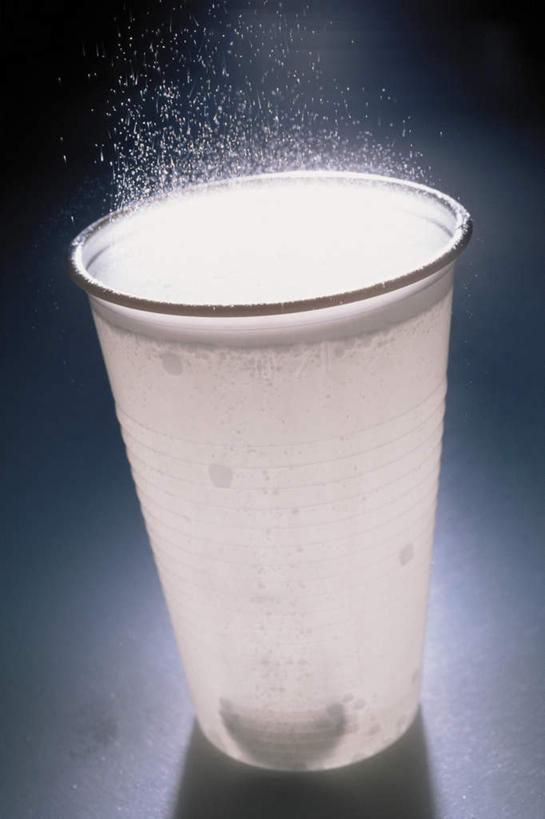 无人,竖图,俯视,室内,特写,白天,水,杯子,阴影,波纹,飞溅,灰色背景,溅,透明,光线,液体,影子,气泡,水滴,涟漪,漩涡,水泡,玻璃制品,水珠,一个,水纹,泡泡,水杯,摄影,影棚,单个,圆弧,喷洒,玻璃杯,彩图,高角度拍摄,影棚拍摄,拍摄