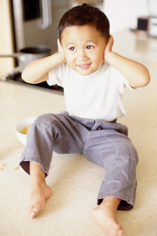 东方人,儿童,一个人,坐,笑,微笑,露齿笑,竖图,室内,白天,正面,纯洁,地板,杯子,亚洲,仅一个男性,仅一个人,阴影,服装,朦胧,模糊,光线,影子,陶瓷,陶瓷制品,地面,注视,休闲装,黄种人,木地板,小孩,衣服,马克杯,水杯,观察,看,仅一个小孩,休闲,休闲服,可爱,童年,童趣,服饰,观看,察看,关注,童真,烂漫,无邪,天真,男孩,男人,男性,亚洲人,孩子,坐着,彩图,全身,男生,捂着