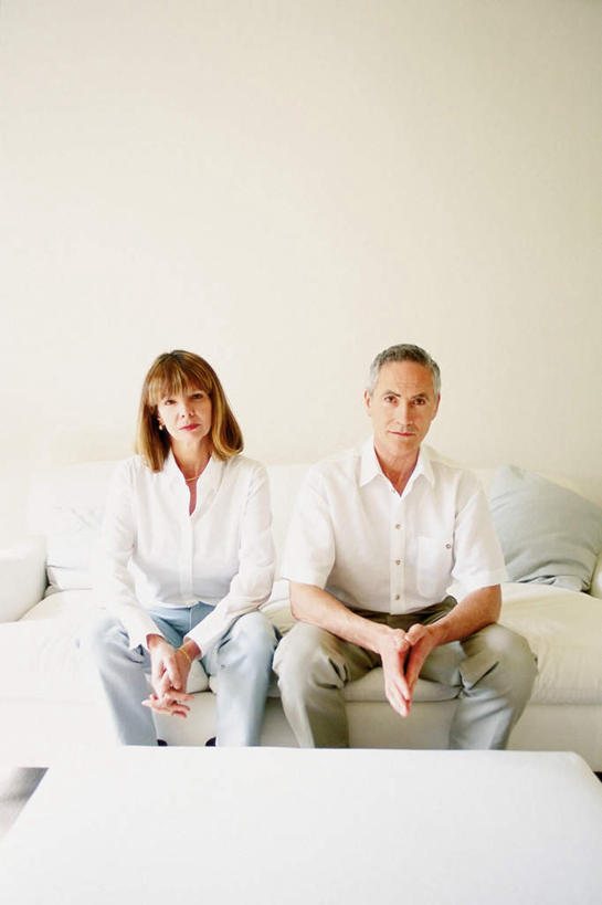 西方人,两个人,夫妻,坐,竖图,室内,白天,正面,爱情,餐桌,靠垫,沙发,桌子,欧洲,欧洲人,握,阴影,服装,生气,光线,影子,墙,靠枕,浪漫,注视,休闲装,墙壁,墙面,衣服,白色,垫子,枕头,观察,看,休闲,休闲服,恩爱,握着,愤怒,恋人,服饰,餐台,观看,恼怒,察看,愤慨,怒气,气愤,吵架,发怒,关注,怒火,情绪,脾气,布艺沙发,忿怒,怨恨,强烈,打骂,气忿,愤恨,肝火,激动,男人,男性,女人,女性,中年男性,中年女性,白种人,夫妇,情侣,坐着,半身,彩图,伴侣