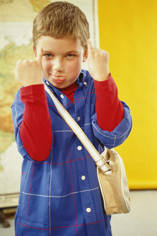 西方人,儿童,拳,一个人,站,竖图,室内,白天,正面,纯洁,欧洲,欧洲人,仅一个男性,仅一个人,阴影,服装,生气,光线,包,皮包,影子,注视,休闲装,一个,小孩,衣服,观察,看,站着,仅一个小孩,休闲,休闲服,可爱,童年,童趣,服饰,单个,观看,单肩包,察看,气愤,关注,童真,烂漫,无邪,负气,怄气,天真,男孩,男人,男性,白种人,孩子,拳头,站立,半身,彩图,男生