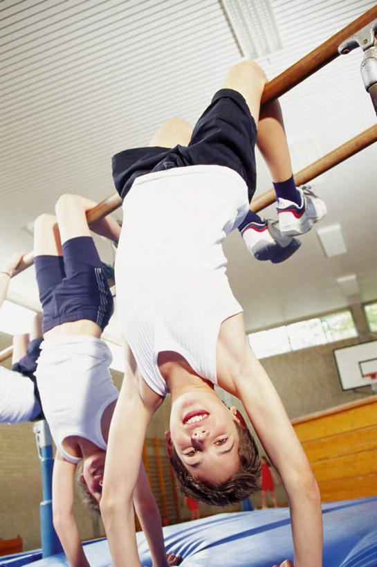 西方人,儿童,两个人,笑,微笑,露齿笑,竖图,室内,白天,仰视,运动服,锻炼,纯洁,运动,双杠,欧洲,欧洲人,阴影,服装,光线,影子,注视,娱乐,运动器械,小孩,衣服,垫子,观察,看,享受,休闲,健身器械,放松,可爱,童年,童趣,服饰,观看,察看,颠倒,衣着,穿着,倒置,关注,健身器材,童真,烂漫,无邪,室内运动,衣饰,天真,男孩,男人,男性,白种人,半身,彩图,低角度拍摄,健身,运动器材,男生,运动装