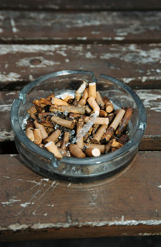 无人,竖图,俯视,室内,特写,白天,香烟,椅子,玻璃,一堆,许多,阴影,堆叠,堆积,朦胧,模糊,光线,影子,木椅,玻璃制品,一个,烟,单个,堆,烟灰缸,灰烬,烟碟,烟盅,卷烟,烟草,纸烟,彩图,高角度拍摄