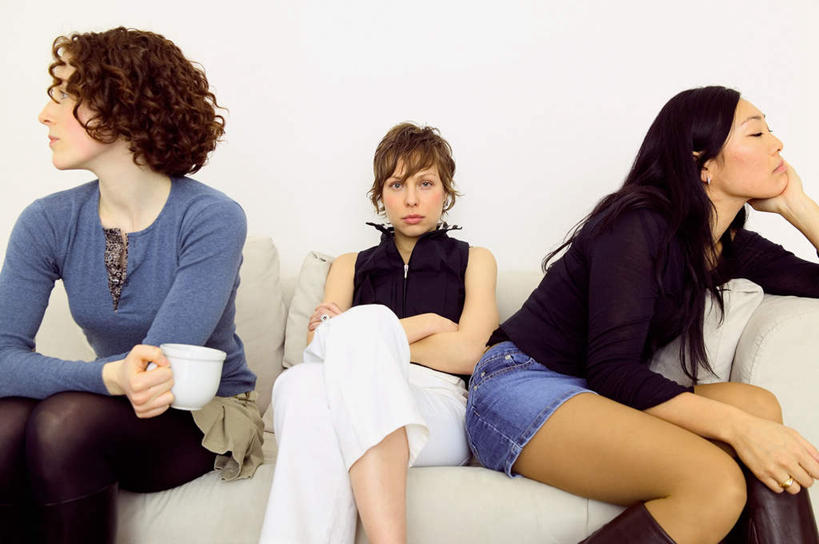 西方人,三个人,伙伴,朋友,坐,横图,室内,白天,正面,友谊,杯子,欧洲,欧洲人,握,服装,生气,瓷器,墙,咖啡杯,陶瓷制品,二郎腿,注视,休闲装,墙壁,墙面,一个,衣服,白色,观察,看,休闲,休闲服,握着,服饰,单个,观看,察看,气愤,关注,瓷杯,负气,怄气,友情,年轻女性,女人,女性,白种人,坐着,半身,彩图