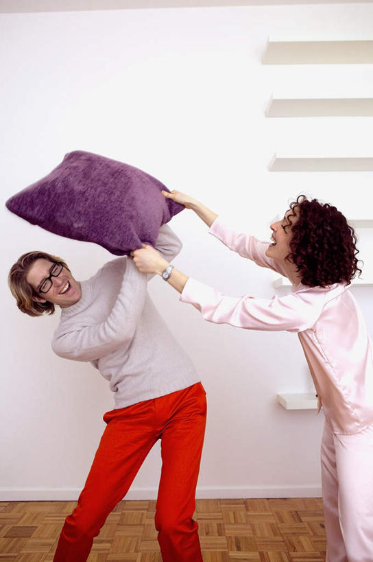 西方人,两个人,站,竖图,室内,白天,正面,爱情,靠垫,欧洲,欧洲人,一副,服装,眼镜,墙,靠枕,浪漫,注视,休闲装,墙壁,墙面,一个,衣服,白色,垫子,枕头,观察,看,站着,休闲,游玩,温暖,温馨,休闲服,恩爱,恋人,服饰,单个,观看,和睦,察看,关注,近视眼镜,顽耍,男人,男性,年轻男性,年轻女性,女人,女性,白种人,情侣,玩耍,站立,半身,彩图,伴侣,融洽