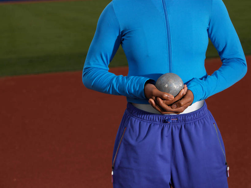 西方人,手,一个人,运动员,体育馆,运动场,站,捧,横图,室外,特写,白天,正面,运动服,草地,草坪,植物,欧洲,非洲,黑人,欧洲人,双手,仅一个年轻女性,仅一个女性,仅一个人,阴影,服装,朦胧,模糊,光线,影子,运动器械,体育场,草,一个,衣服,绿色,站着,手部,健身器械,服饰,田径场,单个,衣着,穿着,健身器材,运动馆,衣饰,铅球,年轻女性,女人,女性,非洲人,体育运动员,运动选手,端,端着,捧着,手捧,站立,半身,彩图,运动器材,运动装