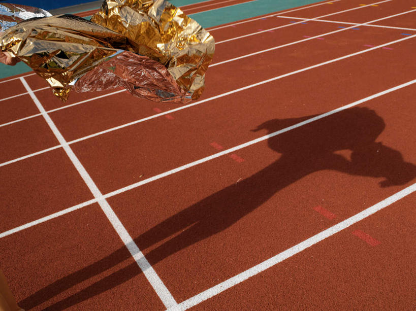 无人,体育馆,运动场,横图,俯视,室外,特写,白天,阴影,装饰,飘扬,光线,影子,塑料,跑道,破坏,体育场,破损,气球,塑料制品,金色,橡胶,田径场,华丽,修饰,损坏,点缀,橡胶制品,运动馆,衬托,美观,雅致,雅观,浮荡,漂荡,飘零,彩图,高角度拍摄,飘荡