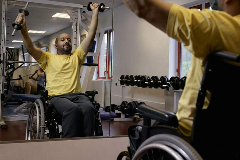 西方人,一个人,病人,健身房,坐,举,横图,室内,白天,锻炼,运动,哑铃,照明,欧洲,非洲,中国,黑人,欧洲人,亚洲,仅一个男性,仅一个人,握,阴影,服装,朦胧,模糊,光线,影子,墙,灯光,拿,拿着,注视,休闲装,运动器械,山东,顶灯,墙壁,墙面,灯,仅一个年轻男性,背面,衣服,白色,灯具,观察,看,托,休闲,休闲服,健身器械,握着,服饰,观看,照亮,察看,照明设备,关注,残疾,健身器材,残疾人,伤残,东亚,山东省,中华人民共和国,华东地区,鲁,残障,弱势群体,临沂,临沂市,体育,男人,男性,年轻男性,非洲人,患者,就医者,举起,举手,举着,向上举,向上伸,向上托,坐着,半身,彩图,健身,健身馆,运动器材