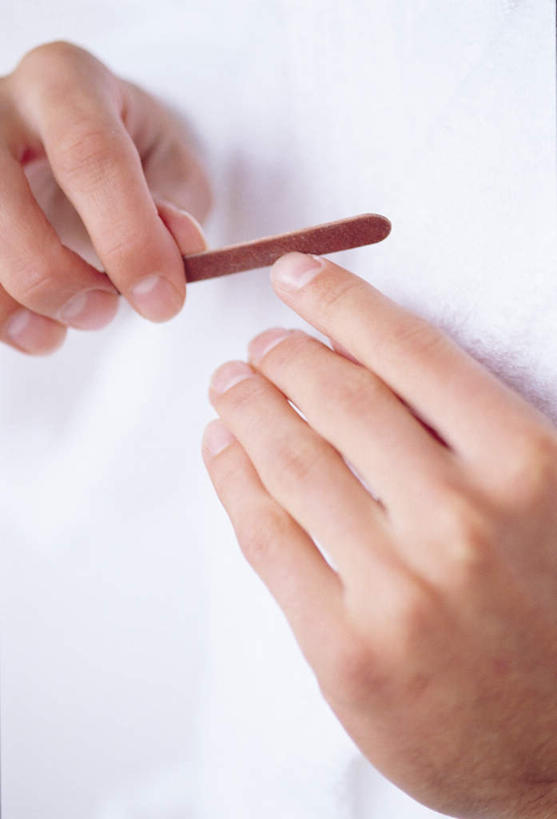 西方人,手,一个人,竖图,俯视,室内,特写,白天,金属制品,欧洲,欧洲人,双手,仅一个男性,仅一个人,握,阴影,光线,金属,工具,影子,仅一个年轻男性,一个,手部,美甲,握着,单个,锉刀,指甲锉,锉子,美甲工具,男人,男性,年轻男性,白种人,半身,彩图,高角度拍摄