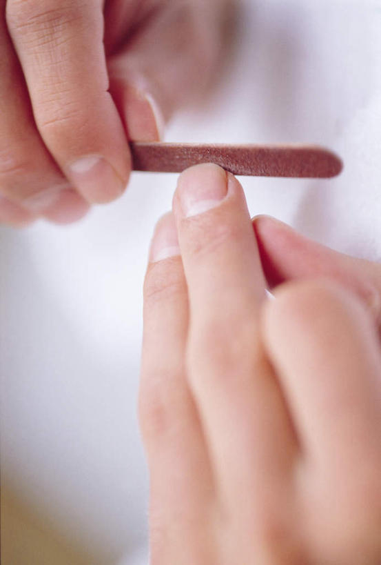 西方人,手,一个人,竖图,俯视,室内,特写,白天,金属制品,欧洲,欧洲人,双手,仅一个男性,仅一个人,握,阴影,光线,金属,工具,影子,仅一个年轻男性,一个,手部,美甲,握着,单个,锉刀,指甲锉,锉子,美甲工具,男人,男性,年轻男性,白种人,半身,彩图,高角度拍摄