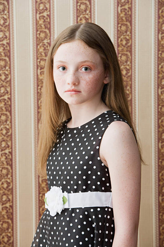 西方人,儿童,一个人,站,笑,微笑,竖图,室内,白天,侧面,纯洁,壁纸,欧洲,欧洲人,仅一个女性,仅一个人,阴影,花纹,服装,装饰,光线,影子,墙,注视,休闲装,墙壁,墙面,小孩,衣服,观察,看,站着,仅一个小孩,休闲,休闲服,可爱,童年,童趣,摄影,服饰,转身,影棚,观看,华丽,修饰,点缀,察看,关注,童真,烂漫,无邪,衬托,美观,雅致,雅观,回身,天真,女孩,女人,女性,白种人,孩子,墙纸,站立,半身,彩图,影棚拍摄,拍摄,女生