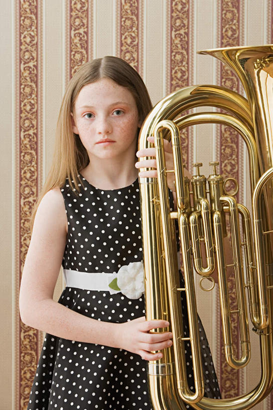 西方人,儿童,一个人,站,竖图,室内,白天,正面,裙子,纯洁,壁纸,欧洲,欧洲人,仅一个女性,仅一个人,握,阴影,花纹,连衣裙,服装,装饰,光线,影子,墙,大号,乐器,铜管乐器,拿,拿着,注视,墙壁,墙面,小孩,衣服,观察,看,站着,仅一个小孩,可爱,童年,童趣,握着,摄影,服饰,影棚,观看,华丽,修饰,点缀,察看,关注,铜管,童真,烂漫,无邪,衬托,美观,雅致,雅观,低音大号,天真,女孩,女人,女性,白种人,孩子,墙纸,站立,半身,彩图,影棚拍摄,拍摄,女生