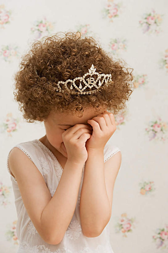 西方人,儿童,一个人,哭,竖图,室内,白天,正面,纯洁,壁纸,皇冠,欧洲,欧洲人,仅一个女性,仅一个人,遮脸,阴影,花纹,服装,装饰,光线,影子,墙,休闲装,墙壁,墙面,小孩,衣服,低头,仅一个小孩,休闲,休闲服,可爱,童年,童趣,眼泪,摄影,服饰,影棚,华丽,修饰,点缀,权威,泪水,高贵,童真,烂漫,无邪,衬托,美观,雅致,雅观,权力,统治,天真,女孩,女人,女性,白种人,孩子,墙纸,王冠,站立,半身,彩图,影棚拍摄,哭泣,哭啼,拍摄,女生