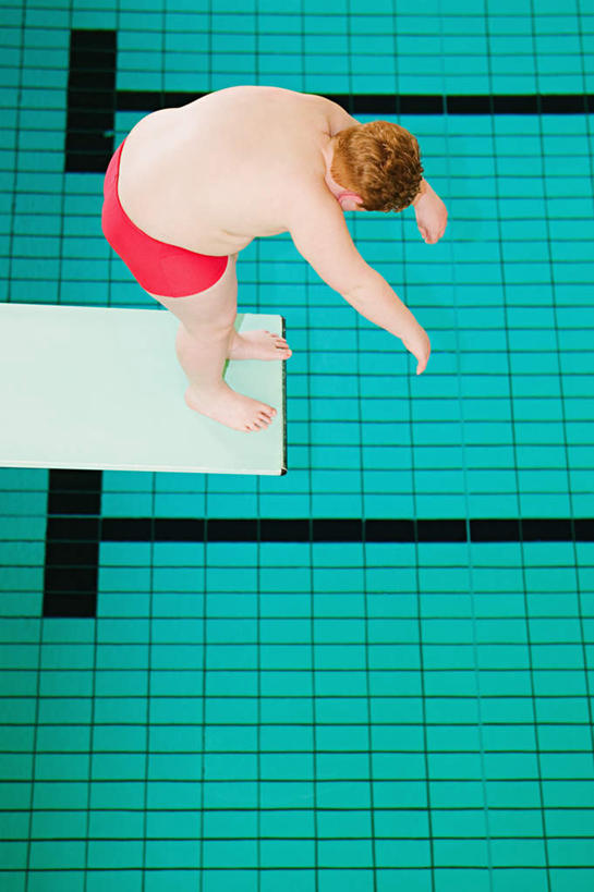 西方人,儿童,肥胖,一个人,体育馆,游泳池,站,竖图,俯视,室内,白天,锻炼,游戏,纯洁,运动,水,欧洲,欧洲人,仅一个男性,仅一个人,弯腰,阴影,泳裤,光线,影子,水池,水面,玩,注视,娱乐,运动器械,泳池,裸露,小孩,观察,看,站着,仅一个小孩,休闲,跳山羊,健身器械,可爱,童年,童趣,观看,活动,察看,游泳馆,发泄,关注,消遣,智力,跳板,裸,健身器材,童真,烂漫,无邪,跳马,宣泄,弯身,肥,胖,跳背,体育,天真,男孩,男人,男性,白种人,孩子,玩耍,嬉戏,站立,彩图,高角度拍摄,全身,健身,弓形助跳板,助跳板,运动器材,男生