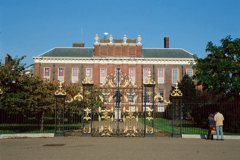 两个人,宫殿,站,横图,室外,白天,爱情,度假,草地,草坪,美景,植物,门,城市风光,城市,金属制品,英国,欧洲,伦敦,阴影,花纹,服装,装饰,光线,金属,影子,堡垒,城堡,景观,首都,浪漫,注视,休闲装,娱乐,肯辛顿花园,草,树,树木,背面,衣服,蓝色,绿色,蓝天,天空,阳光,自然,门框,天,观察,看,站着,享受,休闲,温暖,温馨,休闲服,景色,恩爱,放松,恋人,服饰,生长,晴朗,成长,观看,华丽,修饰,点缀,和睦,察看,西欧,要塞,关注,大不列颠,肯辛顿宫,大不列颠及北爱尔兰联合王国,万里无云,衬托,美观,雅致,雅观,大不列颠联合王国,日不落英帝国,雾都,设防,男人,男性,年轻男性,年轻女性,女人,女性,情侣,晴空,晴空万里,站立,彩图,全身,伴侣,融洽