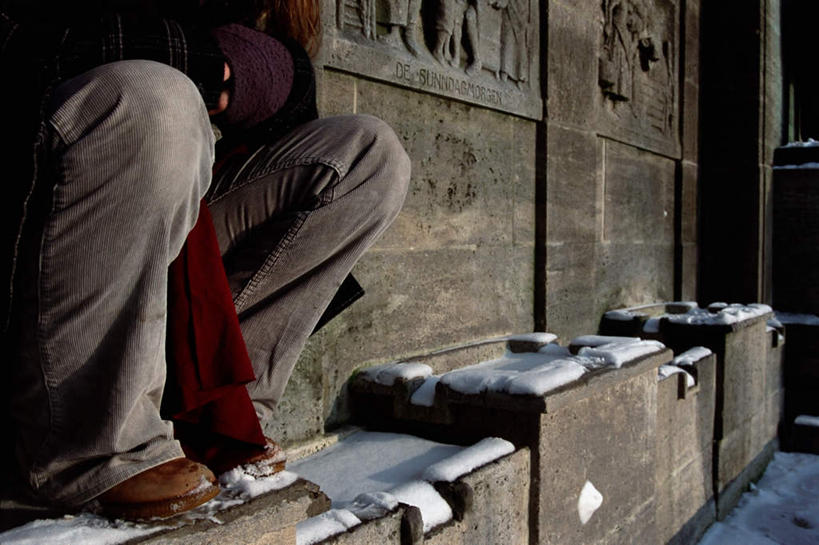 西方人,一个人,蹲,横图,室外,白天,侧面,雪,大雪,雕塑,欧洲,欧洲人,仅一个男性,仅一个人,握,阴影,服装,艺术,装饰,光线,雕刻,雕像,影子,墙,积雪,雪景,冬季,冬天,休闲装,石雕,墙壁,墙面,仅一个年轻男性,衣服,灰色,阳光,围巾,工艺品,靠,靠着,休闲,温暖,休闲服,寒冷,握着,服饰,围脖,纪念,保暖,华丽,美术,点缀,御寒,主题,陈列,功能,美学,衬托,美观,雅致,雅观,严寒,男人,男性,年轻男性,白种人,蹲着,半身,彩图