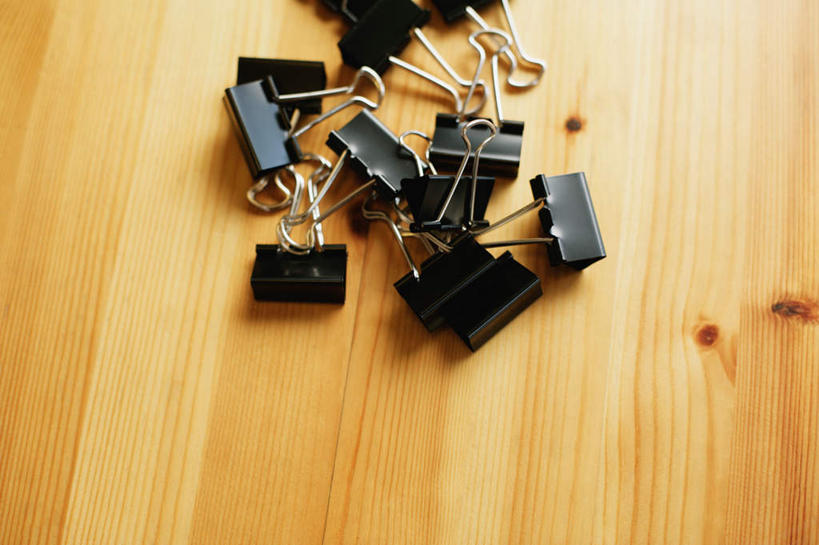 无人,横图,俯视,室内,特写,白天,桌面,桌子,静物,一堆,许多,阴影,堆叠,堆积,朦胧,模糊,光线,木制,影子,办公用品,别针,文具,木制品,堆,办公设备,文具用品,文化工具,彩图,高角度拍摄,安全别针