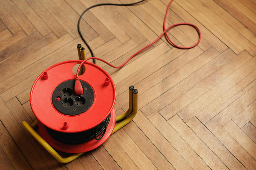 无人,横图,俯视,室内,特写,白天,地板,静物,一卷,阴影,朦胧,模糊,缠绕,电力,光线,纹路,电线,纹理,线,影子,地面,电能,线路,木地板,电,电源,电源线,能量,肌理,彩图,高角度拍摄