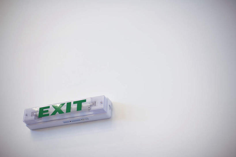 无人,学校,教学楼,横图,室内,特写,白天,白色背景,仰视,静物,出口,阴影,光线,英文,标志,文字,影子,字符,字母,标识,校园,教室,摄影,影棚,英文字母,课堂,彩图,低角度拍摄,影棚拍摄,拍摄,大学,教学大楼