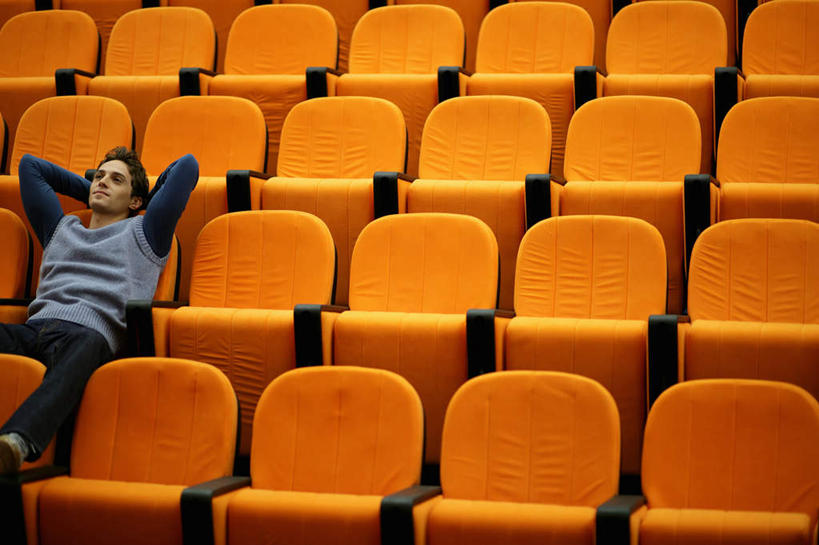 西方人,一个人,学校,坐,闭眼,睡,横图,室内,白天,正面,椅子,欧洲,欧洲人,仅一个男性,仅一个人,一排,许多,抱头,阴影,服装,整齐,光线,影子,礼堂,休闲装,校园,排列,仅一个年轻男性,衣服,休闲,休闲服,服饰,队列,捧首,捧头,会堂,男人,男性,年轻男性,白种人,闭眼睛,闭着眼,闭着眼睛,困,困觉,寝息,睡觉,坐着,半身,彩图,大学