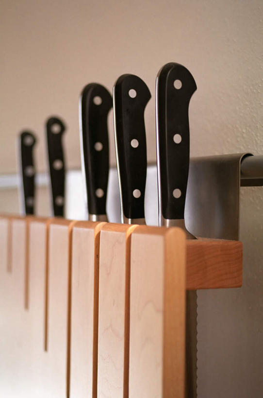 无人,竖图,室内,特写,白天,正面,金属制品,一排,许多,阴影,黄色背景,朦胧,模糊,整齐,光线,金属,木制,工具,影子,刀具,架子,排列,木制品,刀,摄影,影棚,五把,队列,菜刀,切菜刀,彩图,影棚拍摄,拍摄