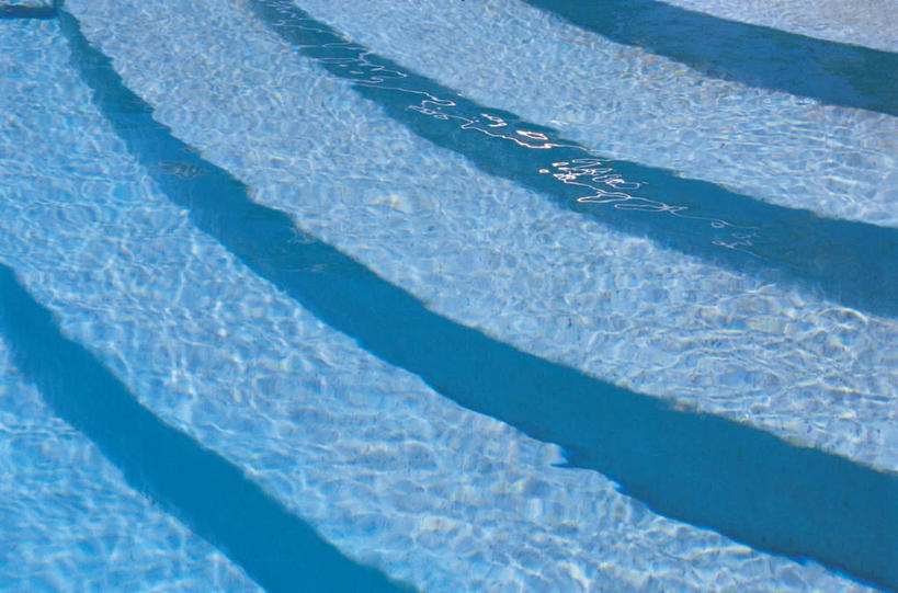 无人,游泳池,横图,俯视,室外,特写,白天,水,阴影,波纹,光线,纹路,纹理,影子,水池,水面,涟漪,泳池,蓝色,水纹,阳光,波浪,波光粼粼,肌理,水晕,彩图,高角度拍摄