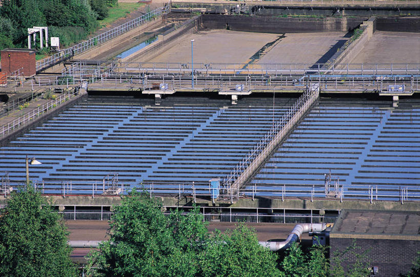无人,家,工厂,栏杆,横图,俯视,室外,白天,植物,楼梯,路灯,照明,阴影,环保,光线,扶手,影子,房屋,阶梯,屋子,灯光,护栏,楼房,台阶,住宅,灯,树,树木,绿色,阳光,自然,生长,能源,成长,照亮,回收,资源,照明设备,利用,低碳,循环,污水处理厂,持续,彩图,高角度拍摄,房子,工地,制造厂