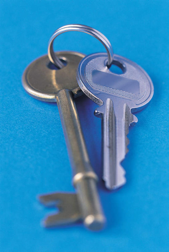 无人,竖图,俯视,室内,特写,白天,安全,静物,金属制品,阴影,蓝色背景,朦胧,模糊,光线,金属,环,影子,防护,钥匙,两把,摄影,影棚,保护,开启,封闭,保险,私密,保全,周全,安稳,安定,防盗,平安,彩图,高角度拍摄,影棚拍摄,拍摄