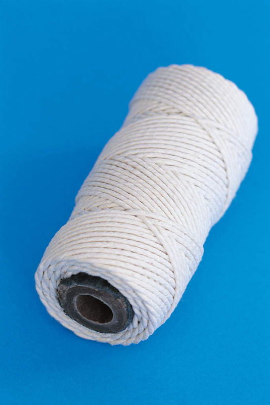 无人,竖图,俯视,室内,特写,白天,静物,一卷,一捆,阴影,蓝色背景,整齐,环绕,卷曲,缠绕,光线,影子,白色,摄影,影棚,纠缠,棉线,彩图,高角度拍摄,影棚拍摄,拍摄