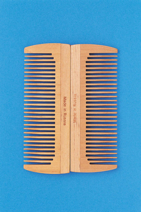 无人,竖图,俯视,室内,特写,白天,静物,阴影,蓝色背景,光线,木制,影子,两把,梳子,木制品,日用品,摄影,影棚,美发用品,彩图,高角度拍摄,影棚拍摄,拍摄