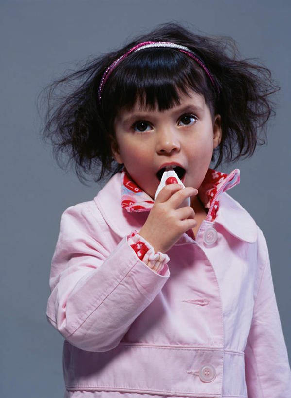 西方人,儿童,脸,头,脸颊,手,一个人,站,竖图,室内,特写,白天,正面,纯洁,欧洲,欧洲人,仅一个女性,仅一个人,握,阴影,灰色背景,服装,装饰,光线,影子,拿,拿着,涂抹,注视,休闲装,肩膀,一个,小孩,衣服,发箍,发饰,饰品,观察,看,站着,张嘴,仅一个小孩,休闲,手部,休闲服,可爱,童年,童趣,擦拭,握着,摄影,服饰,影棚,单个,头箍,观看,单手,察看,关注,发卡,修改,张大嘴巴,童真,烂漫,无邪,配饰,涂改液,修正液,改正液,改正,修正,天真,女孩,女人,女性,白种人,孩子,头部,脸部,脸蛋,面部,张开嘴,站立,半身,彩图,影棚拍摄,拍摄,女生