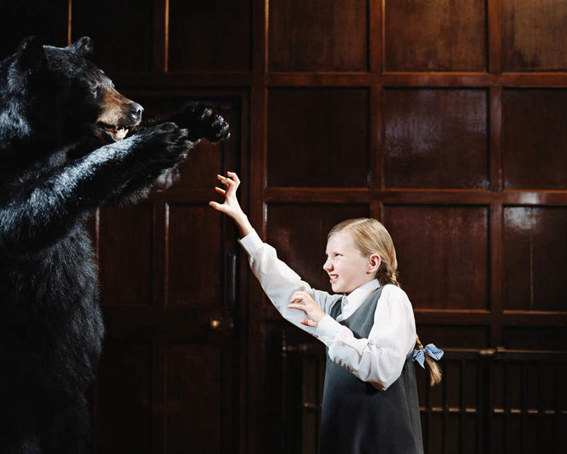 西方人,儿童,一个人,站,举,横图,室内,白天,侧面,纯洁,野生动物,熊,欧洲,欧洲人,仅一个女性,仅一个人,阴影,服装,朦胧,模糊,光线,影子,墙,棕色,注视,休闲装,墙壁,墙面,一个,小孩,衣服,阳光,动物,观察,看,托,站着,仅一个小孩,休闲,休闲服,可爱,童年,童趣,服饰,单个,观看,害怕,诡异,察看,胆怯,关注,凶猛,童真,烂漫,无邪,畏惧,残暴,天真,凶残,女孩,女人,女性,白种人,孩子,棕熊,马熊,举起,举手,举着,向上举,向上伸,向上托,站立,半身,彩图,女生