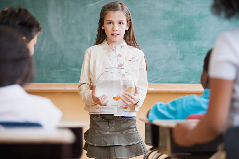 西方人,儿童,背部,四个人,伙伴,朋友,学校,站,坐,横图,室内,白天,正面,友谊,纯洁,餐桌,桌子,欧洲,欧洲人,阴影,服装,朦胧,模糊,光线,金鱼,鱼,影子,墙,注视,休闲装,鱼类,校园,墙壁,墙面,一个,小孩,衣服,黄色,黑板,浴缸,观察,看,站着,休闲,教室,同学,休闲服,可爱,童年,童趣,教学,服饰,单个,餐台,观看,察看,校友,关注,卫浴设备,童真,烂漫,无邪,同窗,学友,观赏鱼,金鲫鱼,耐磨,教学黑板,水管装置,天真,友情,男孩,男人,男性,女孩,女人,女性,白种人,站立,坐着,半身,彩图,男生,女生