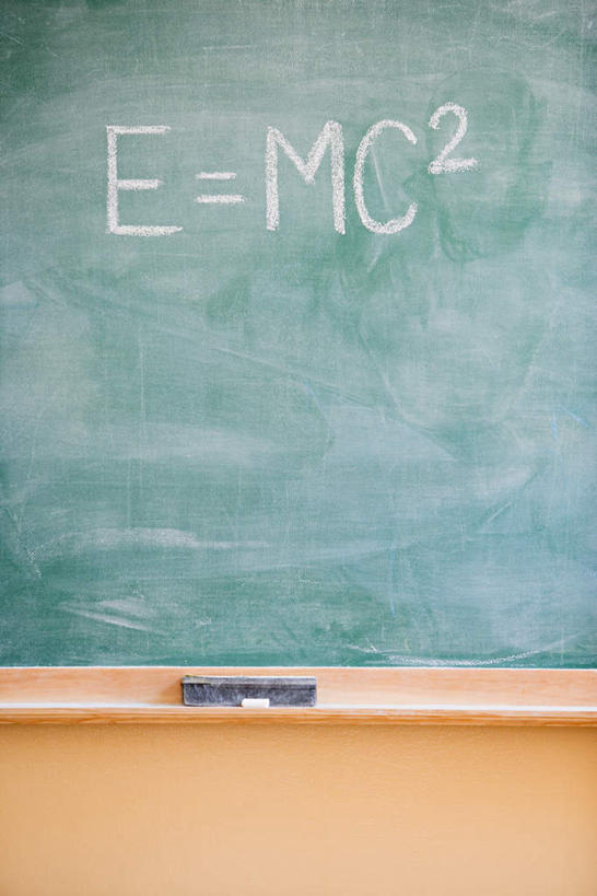 无人,学校,竖图,室内,白天,正面,静物,一排,学习,阴影,朦胧,模糊,整齐,光线,科学,笔,标志,符号,工具,文字,影子,字符,字母,标识,校园,排列,粉笔,黑板擦,学习用品,黑板,教室,教学,文具用品,科学技术,知识,队列,公式,物理,质量守恒定律,耐磨,白垩,教学黑板,彩图