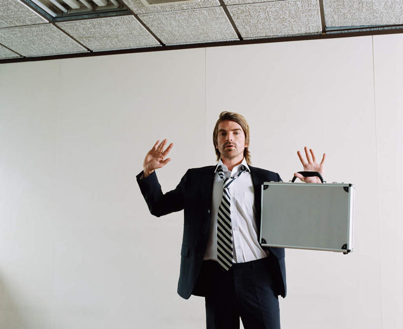 西方人,胡须,一个人,商务人士,商务男性,站,举,横图,室内,白天,白色背景,正面,衬衫,安全,天花板,照明,欧洲,欧洲人,仅一个男性,仅一个人,阴影,套装,光线,影子,墙,灯光,注视,顶灯,墙壁,墙面,灯,仅一个年轻男性,一个,白色,箱子,灯具,观察,看,托,站着,保险箱,单个,观看,保护,照亮,察看,照明设备,关注,投降,保险,商务装,私密,工薪阶层,佩服,降服,投诚,男人,男性,年轻男性,白种人,胡子,小胡子,白领,上班族,屈膝,举起,举手,举着,向上举,向上伸,向上托,站立,半身,彩图,衬衣