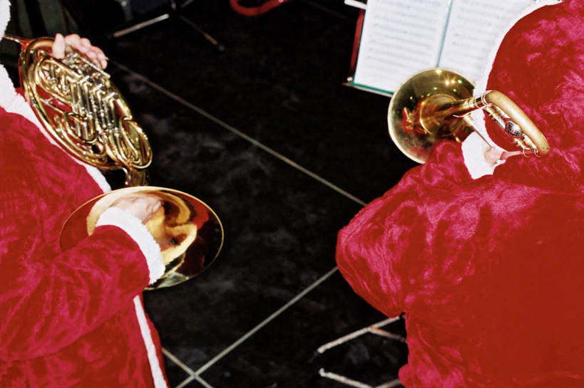 西方人,两个人,伙伴,朋友,站,横图,俯视,室外,白天,民族服装,友谊,合作,团队,金属制品,欧洲,欧洲人,握,阴影,光线,金属,瓷砖,地砖,影子,乐器,铜管乐器,圆号,地面,吹奏,演奏,两个,站着,战略,握着,法国号,铜管,联合,合谋,配合,协作,男人,男性,年轻男性,白种人,站立,半身,彩图,高角度拍摄,传统服装,民俗服