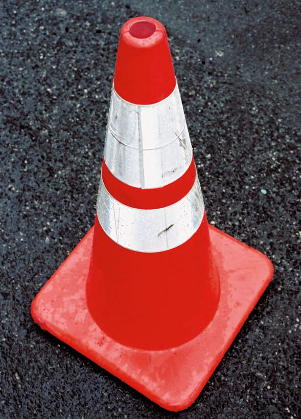 无人,竖图,俯视,室外,特写,白天,静物,阴影,分离,光线,影子,警告,一个,警示,单个,隔离,禁止,提醒,提示,限制,交通标志,路锥,交通锥,危险,彩图,高角度拍摄