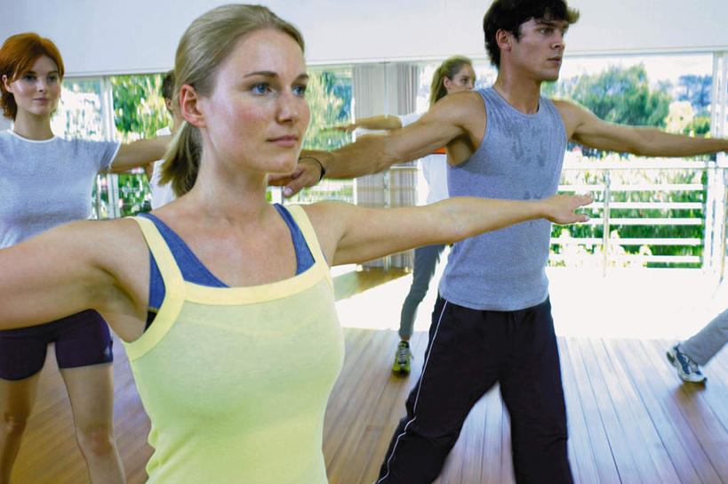 西方人,伙伴,朋友,健身房,露台,伸展双臂,横图,室内,白天,正面,运动服,锻炼,友谊,运动,植物,地板,阳台,欧洲,欧洲人,五个人,阴影,服装,朦胧,模糊,光线,影子,墙,地面,许多人,注视,木地板,墙壁,墙面,树,树木,衣服,绿色,自然,观察,看,张嘴,一群人,服饰,生长,成长,观看,张开双腿,察看,衣着,穿着,关注,张大嘴巴,衣饰,展开双腿,体育,友情,男人,男性,年轻男性,年轻女性,女人,女性,白种人,张开嘴,敞开双臂,伸开双臂,展开双肩,张开手臂,张开双臂,半身,彩图,健身,健身馆,露天阳台,伸展双腿,运动装