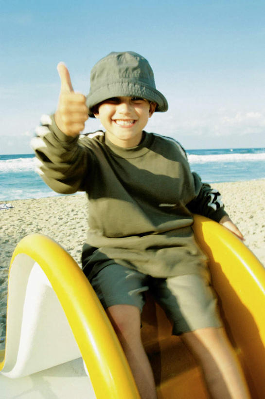 西方人,儿童,一个人,坐,笑,微笑,竖图,室外,白天,正面,游戏,纯洁,智慧,沙滩,帽子,玩具,欧洲,欧洲人,仅一个女性,仅一个人,撑,握,阴影,突出,服装,光线,沙子,影子,海岸,沙地,玩,注视,休闲装,娱乐,称赞,表扬,运动器械,小孩,衣服,蓝色,蓝天,天空,阳光,遮阳帽,天,观察,看,手势,仅一个小孩,休闲,休闲服,滑滑梯,滑梯,可爱,竖,童年,童趣,益智,握着,服饰,晴朗,观看,活动,翘,高,察看,撑着,夸奖,优秀,发泄,关注,消遣,智力,童真,烂漫,无邪,万里无云,好,妙,顺利,出色,超群,杰出,卓越,奇妙,宣泄,一顶,聪明,天真,女孩,女人,女性,白种人,孩子,大拇指,海滩,晴空,晴空万里,玩耍,嬉戏,坐着,半身,彩图,女生