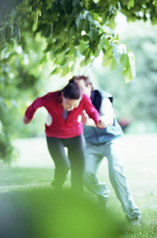 西方人,两个人,跑,笑,微笑,露齿笑,竖图,室外,白天,正面,爱情,植物,欧洲,欧洲人,追逐,追赶,阴影,服装,朦胧,模糊,光线,影子,浪漫,注视,休闲装,树,树木,衣服,绿色,阳光,自然,观察,看,休闲,温暖,温馨,休闲服,恩爱,恋人,服饰,生长,成长,观看,和睦,察看,关注,男人,男性,年轻男性,年轻女性,女人,女性,白种人,情侣,跑步,彩图,全身,伴侣,融洽